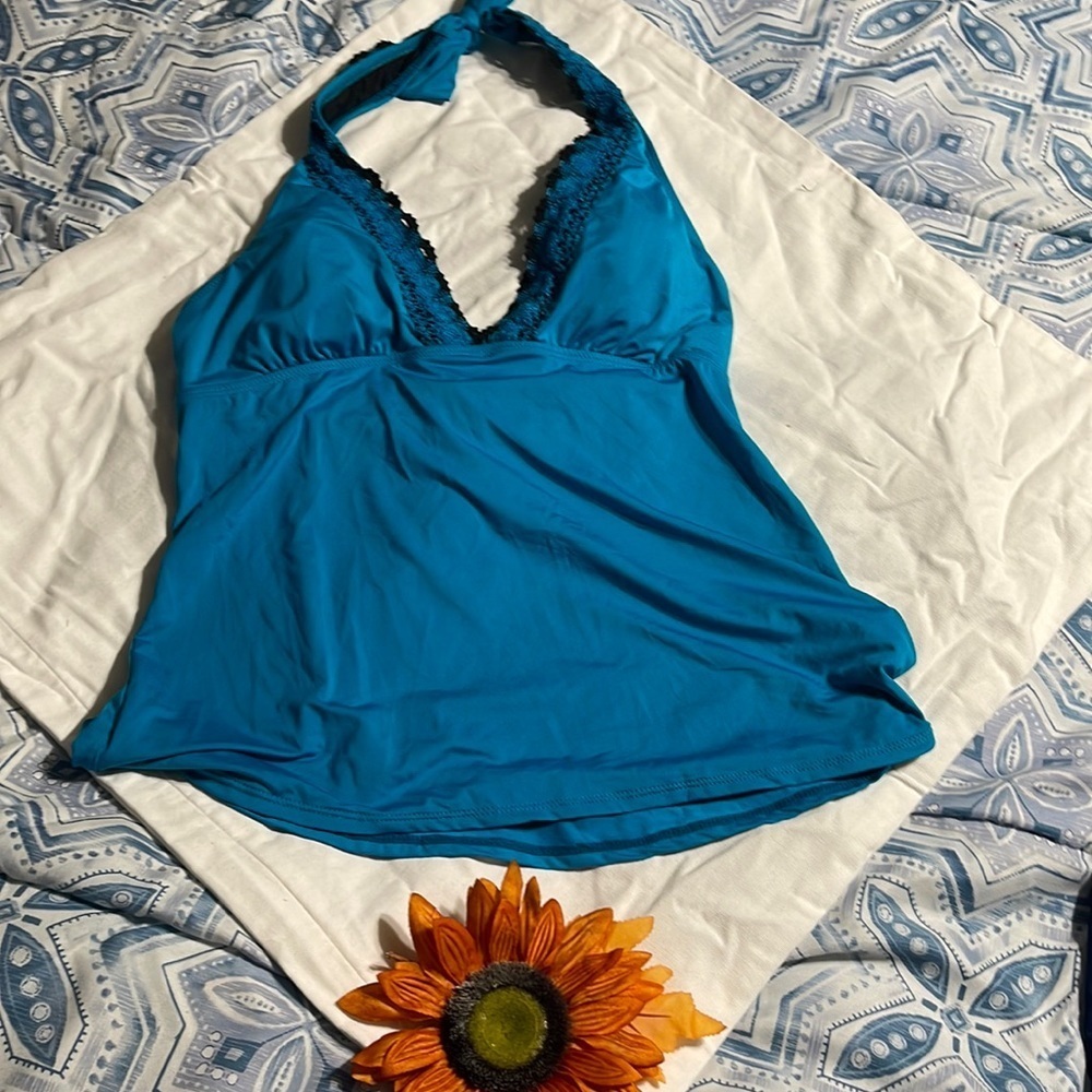NWT cute womenโs swim Top M